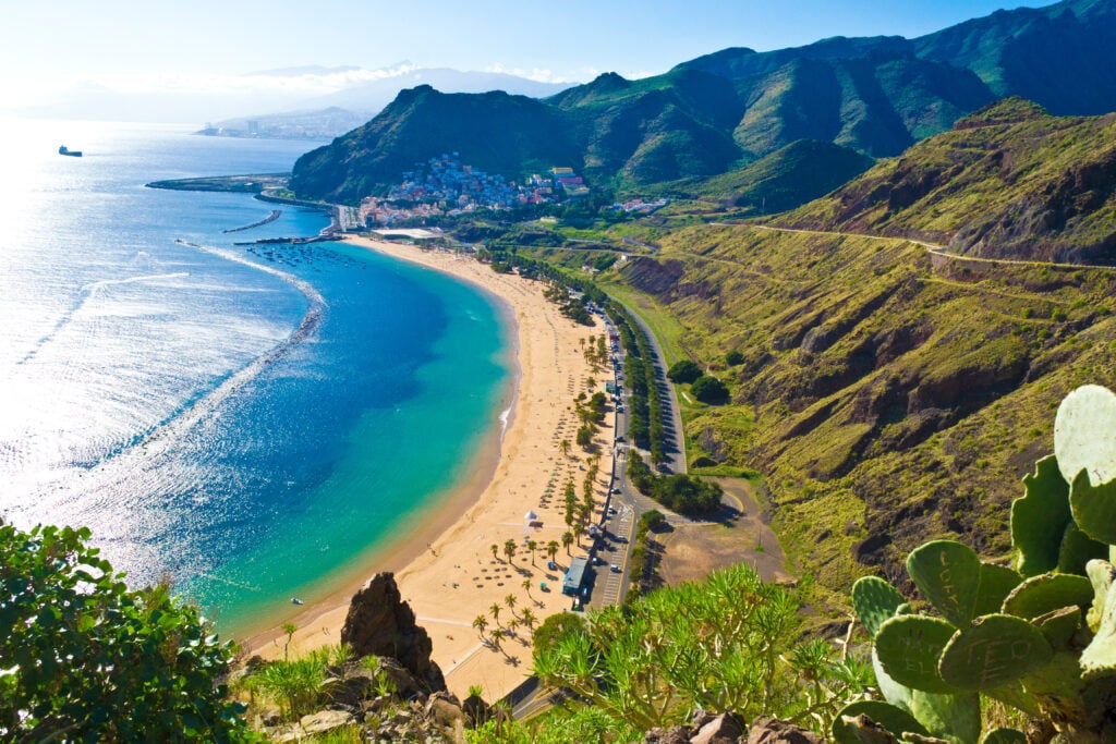 Vue sur la plage Teresitas de Tenerife - meilleures randonnées aux Canaries