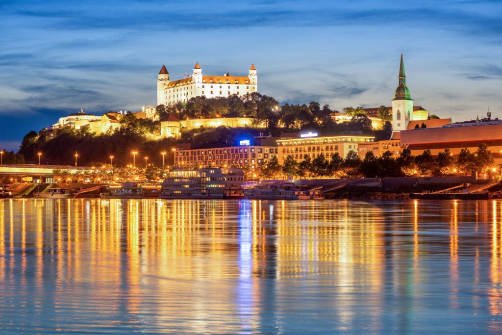 Vue depuis le Danube sur Bratislava