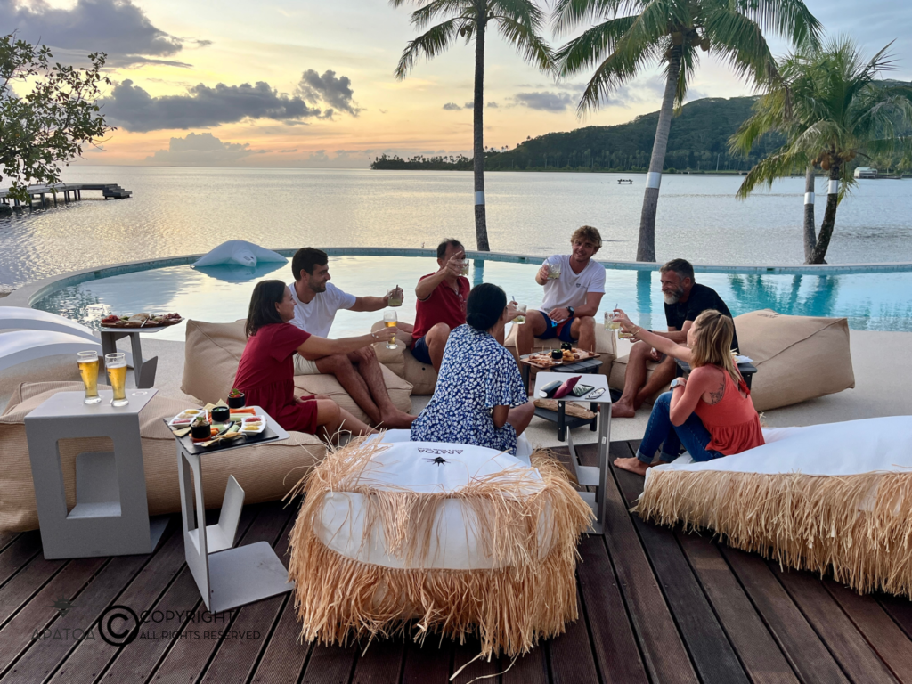 Moment de convivialité entre amis, Apatoa