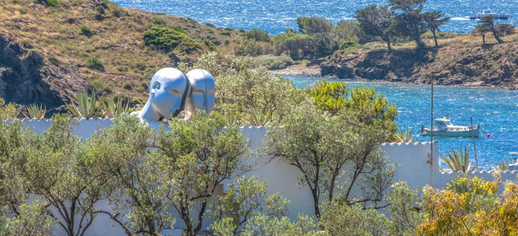 Vue sur la mer et toit de la maison de Salvador Dali