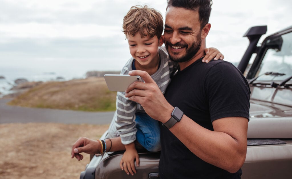 Petit garçon et son père utilisant une application