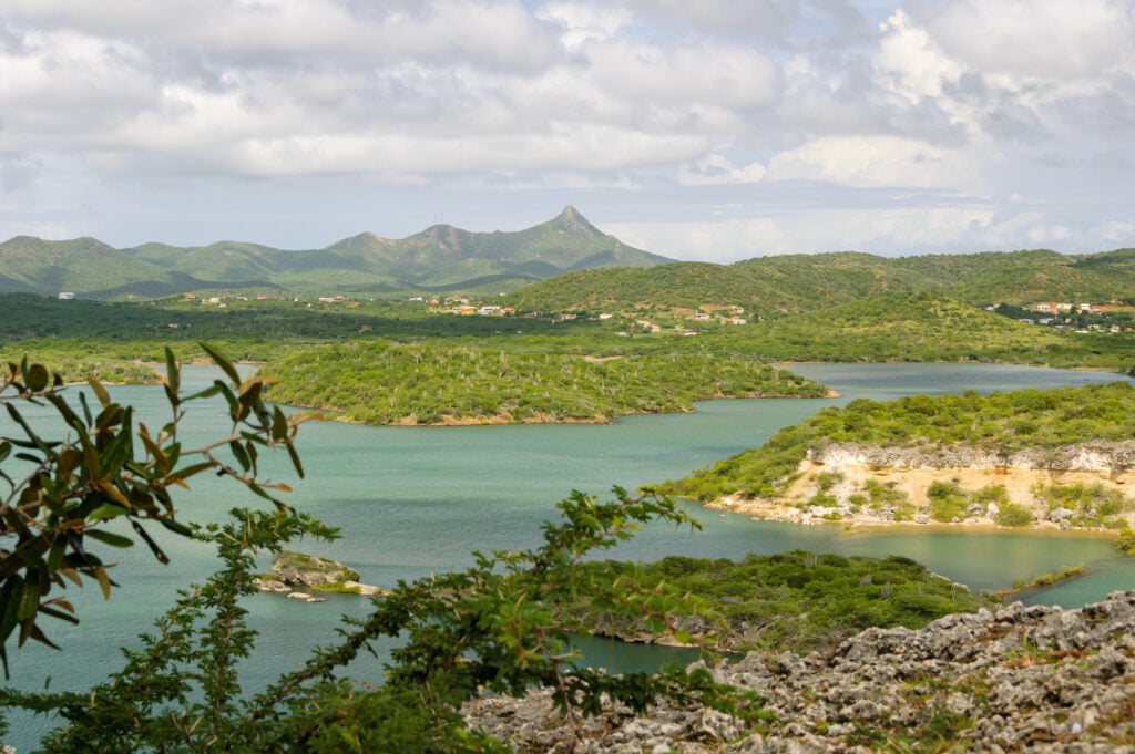 Vue sur Santa Martha Bay avec en fond le Mont Christoffel  