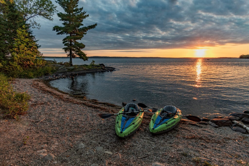 Kayaks sur le bord du Lac Kabetogama, Voyageurs National Park