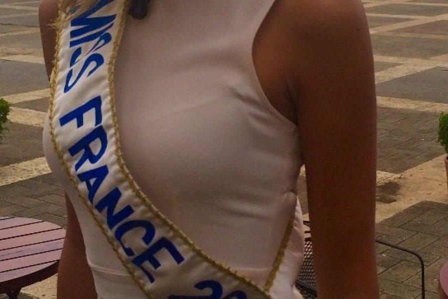 Miss France avec son écharpe officielle à Santo Domingo