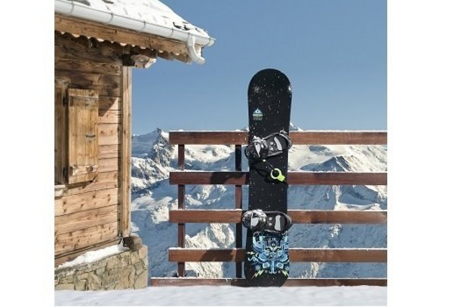 Snowboard attaché avec l'antivol Masterlock