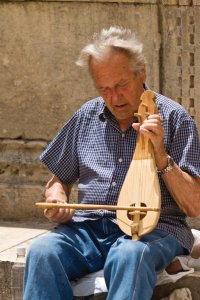 Vieil homme jouant de la musique devant la grande fontaine d'Onofrio.