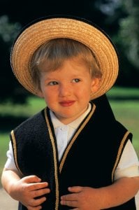 Jeune garçon en costume traditionnel breton