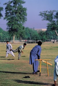 Hommes jouant au cricket.