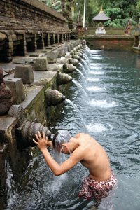 Purification dans les eaux sacrées de Tirta Empul.