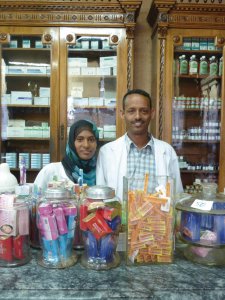 Portrait de deux pharmaciens dans l'une des plus vieilles pharmacie de la ville.
