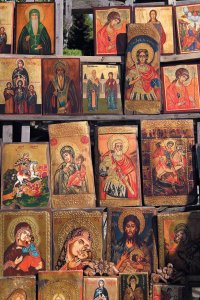 Vente d'icônes lors d'une brocante.