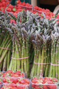 Asperges et gariguettes sur le marché d'Aigues-Mortes