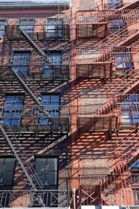 Façades d'immeubles avec escaliers extérieurs.