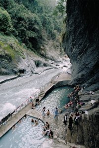 Source d'eau chaude en montagne