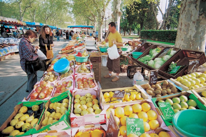 Marché sur la place de la Comédie