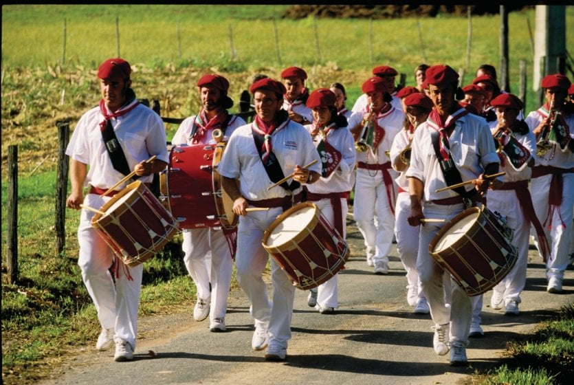 Pays Basque Patrimoine Et Traditions Guide Touristique Petit Fut