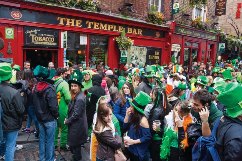 La fête de la Saint Patrick célébrée devant le Temple Bar.