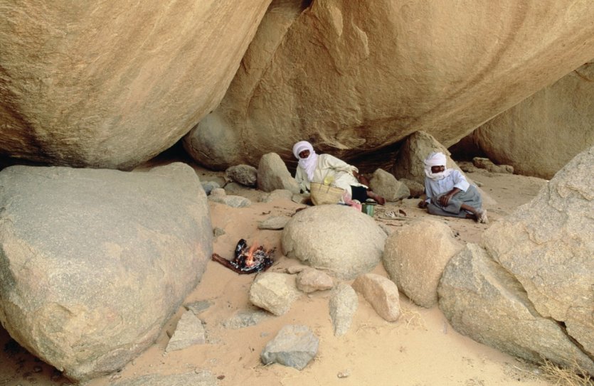 Bivouac touareg dans les rochers