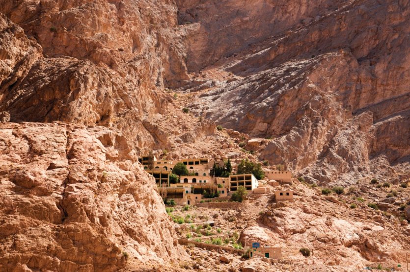 Le temple zoroastrien de Chak Chak, près de Yazd, est niché dans un relief escarpé.