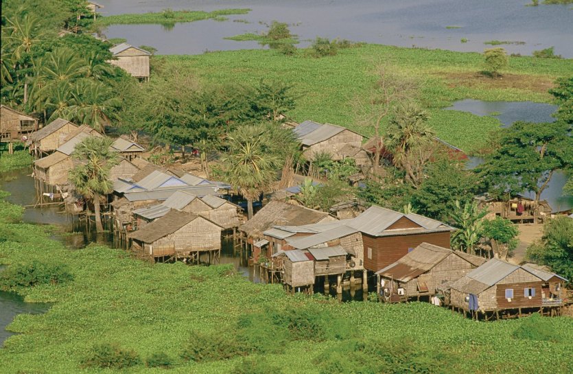 Habitations sur le Tonlé Sap.
