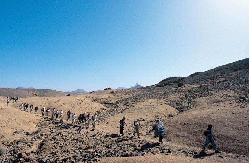 Pèlerins chrétiens marchant dans le désert du Hoggar.