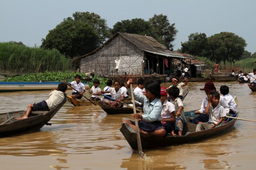Le lac de Tonlé sap sert aussi de terrain de jeu.