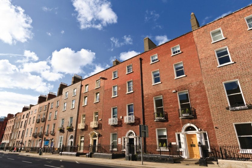 Les façades en brique rouge de Clare Street.