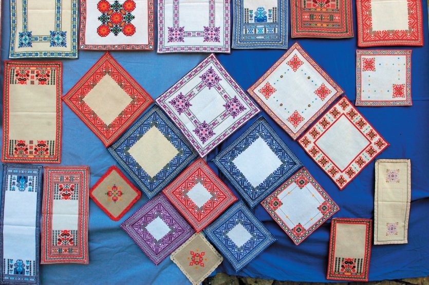 Broderies typiques.