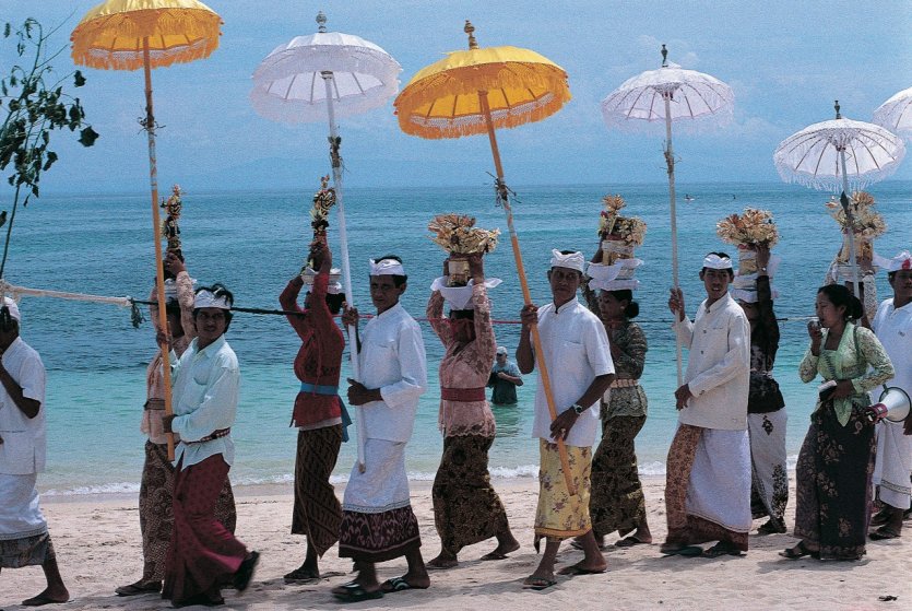 Procession d'un odalan sur la plage de Nusa Dua.