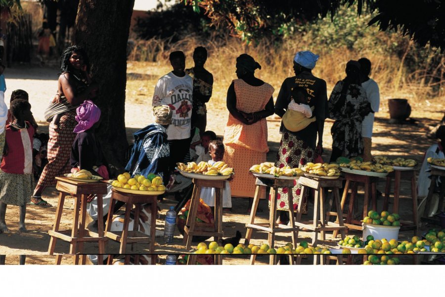Marché de fruits aux environs de Ziguinchor. Tom Pepeira - Iconotec