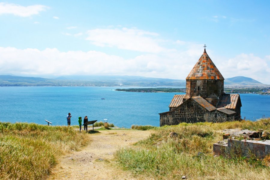 Le monastère de Sevanavank, sur la rive du lac Sevan. Ruzanna / Shutterstock.com