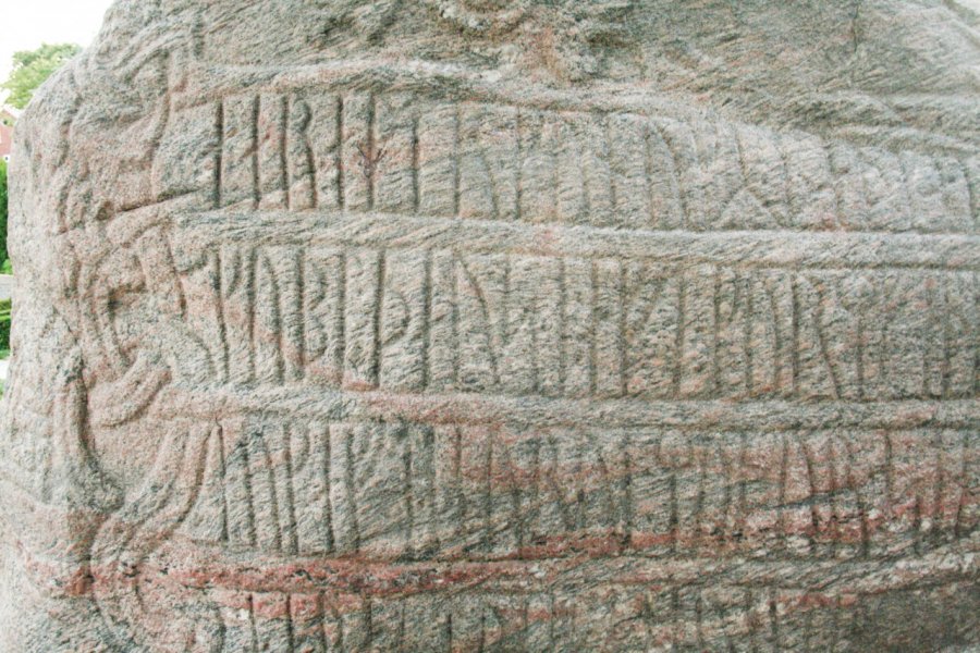 Les runes inscrites sur les pierres de Jelling. lauradibiase - iStockphoto.com