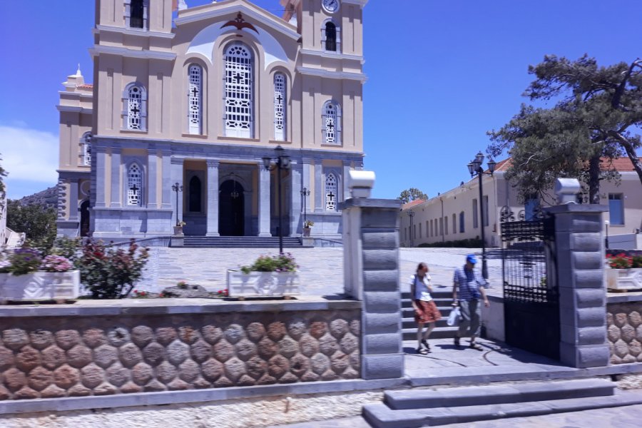 L'imposante église de la place centrale de Neapoli. Alex VUCKOVIC
