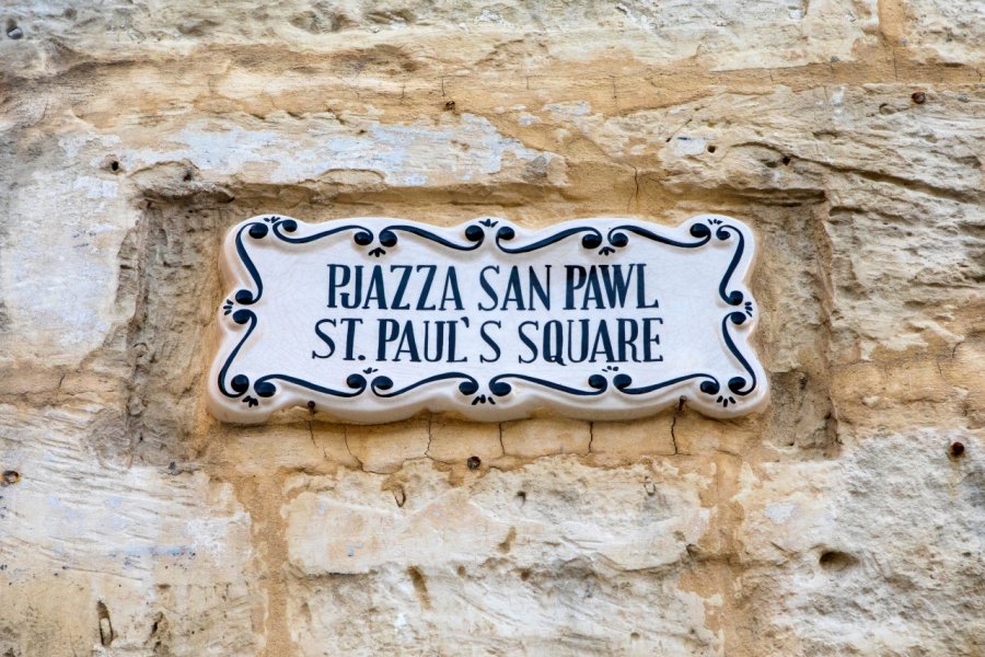 Plaque de rue en anglais et maltais à Mdina. chrisdorney - Shutterstock.com