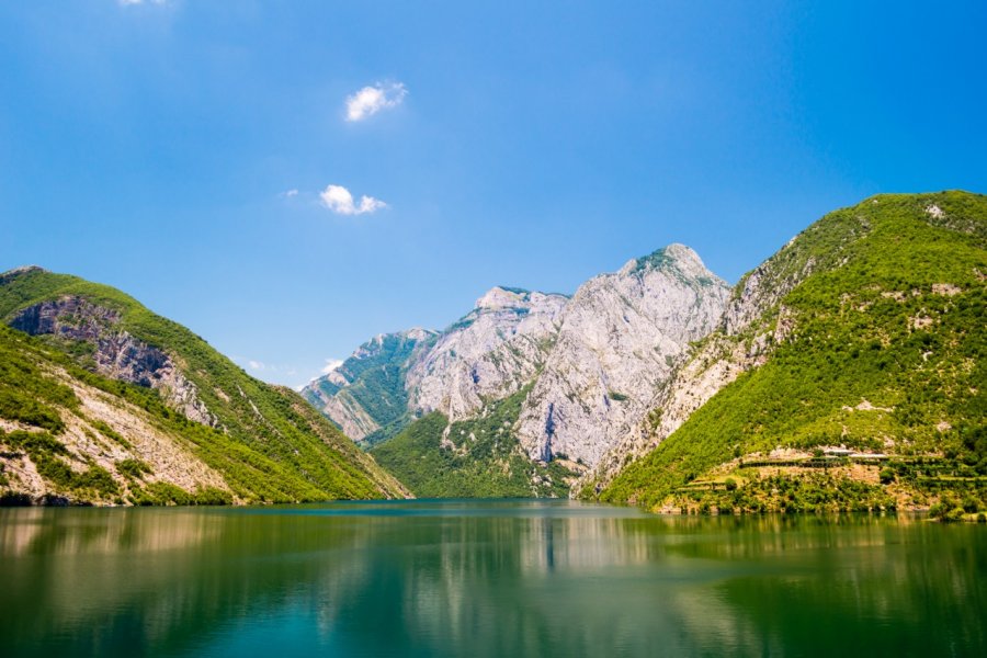 Lac de Koman. Andrii Lutsyk - Shutterstock.com