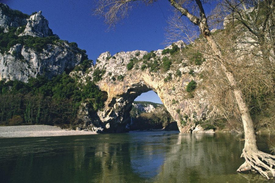Pont naturel sur l'Ardèche VALÉRY D'AMBOISE