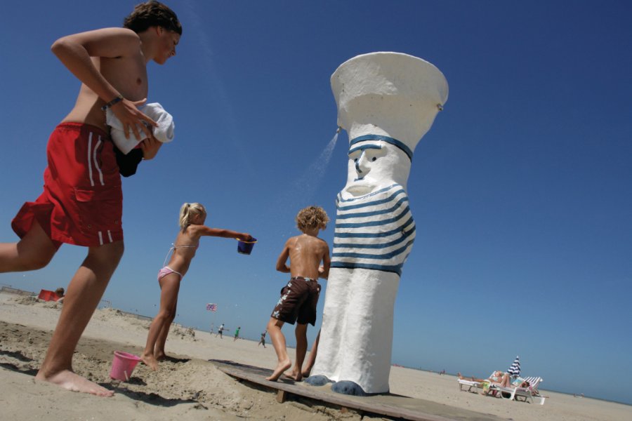 Les douches de la plage de Zeebrugge font le bonheur des petits ! Toerisme Brugge / Daniel de Kievith