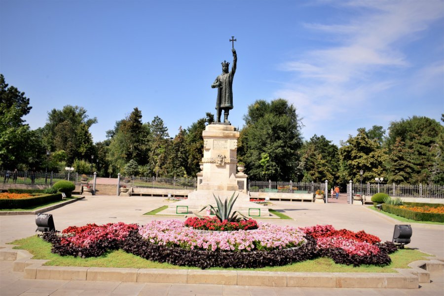 PARC STEFAN CEL MARE ET L'ALLÉE DES CLASSIQUES