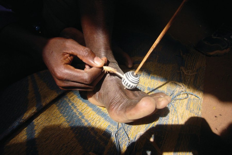 Fabricant de perles d'argile à Waraniéné, près de Korhogo. Jean-Paul LABOURDETTE