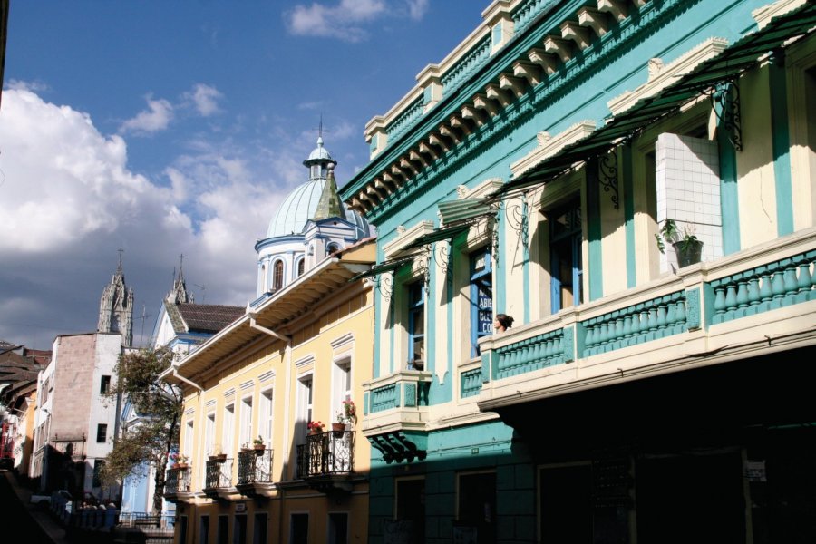 Rue colorée du Quito colonial. Stéphan SZEREMETA