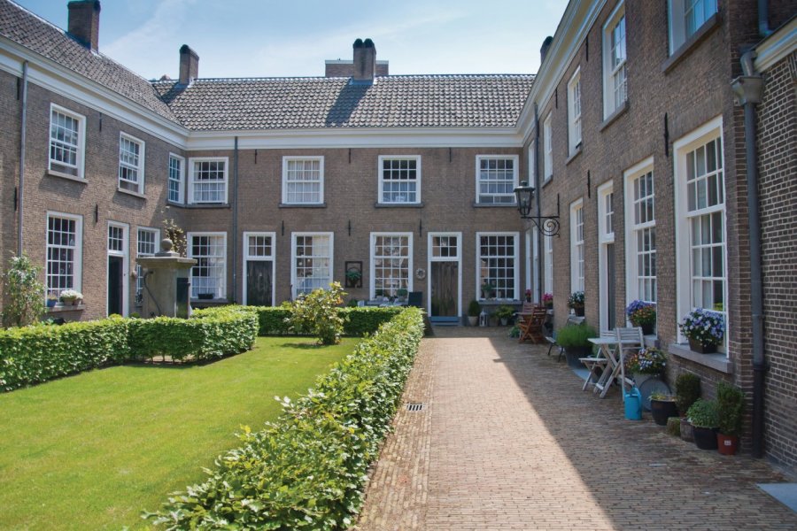 Le Begijnhof de Breda et sa cour impeccable. Ruud Morijn - Fotolia