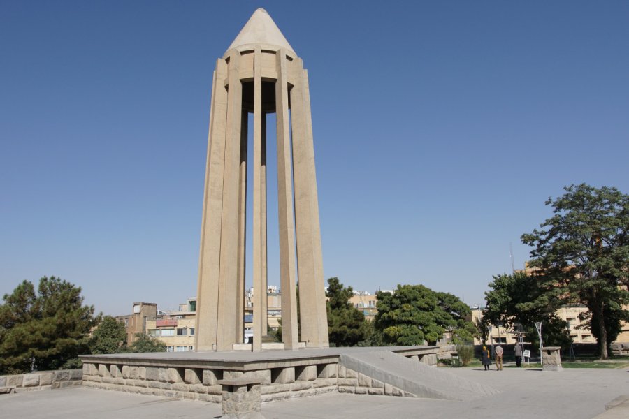 MAUSOLÉE D'AVICENNE (ARAMGAH-E BUALI SINA)