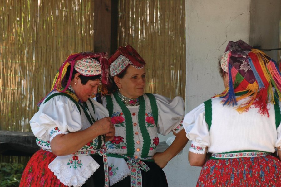 Femmes en costume traditionnel. S.Nicolas - Iconotec
