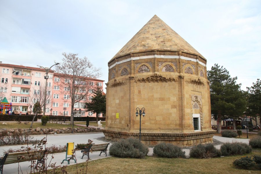 HÜDAVENT HATUN TÜRBESI
