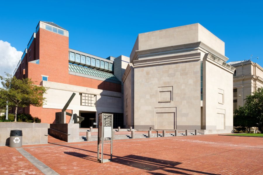 HOLOCAUST MEMORIAL MUSEUM