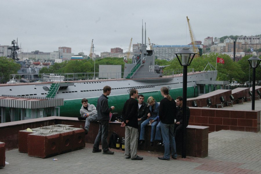 Jeunesse de Vladivostok devant le sous-marin S-56 Stéphan SZEREMETA