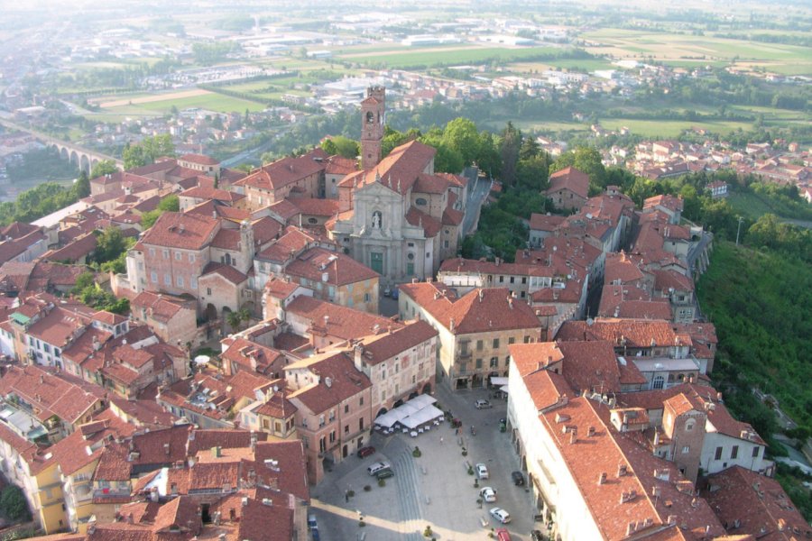 Vue aérienne du Duomo et de la place centrale G. AIMO