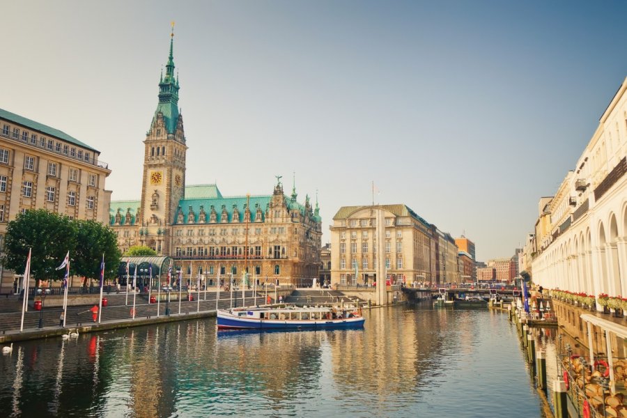 L'hôtel de ville de Hambourg et la rivière Alster. Sborisov - iStockphoto