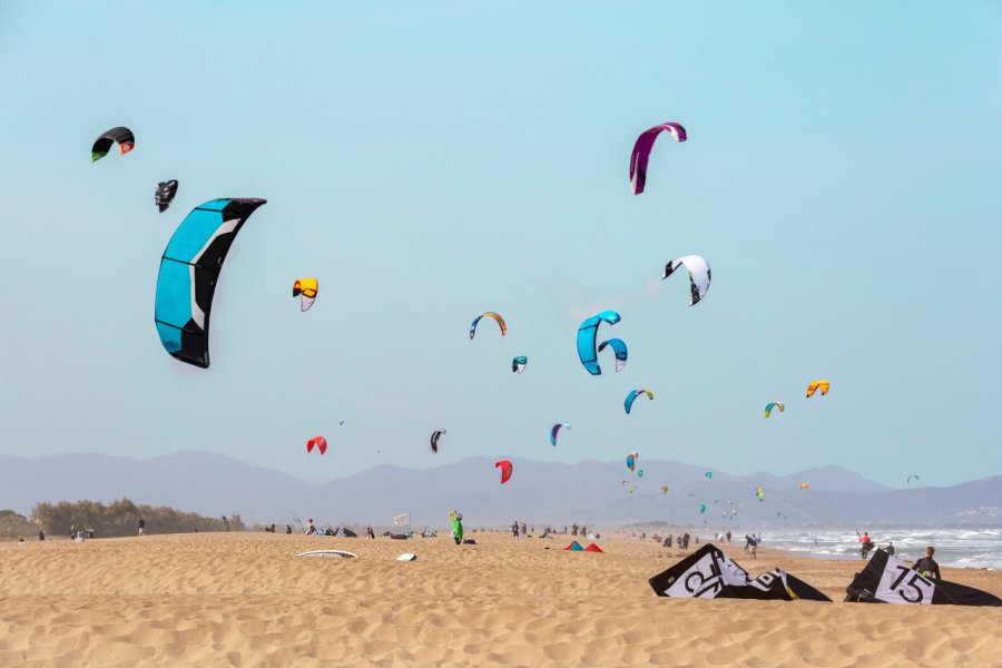 Kitesurf à la plage de Sant Pere Pescador. Eduardo Dzophoto - Shutterstock.com