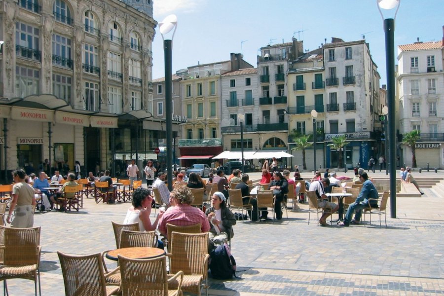 Terrasse dans le centre-ville de Narbonne YAN EVEN